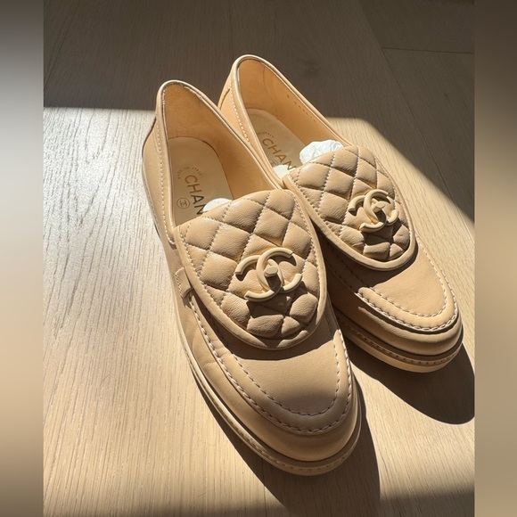 CHANEL 24C LAMBSKIN BEIGE LOAFERS W/TONAL LOCK-WORN ONCE! SIZE 39 - Picture 3 of 6